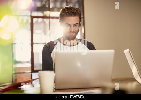 Lässige Geschäftsmann arbeiten am laptop Stockfoto