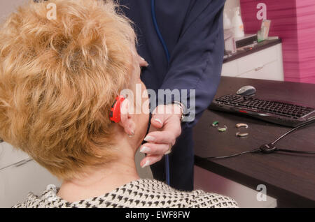 SENIOR-BERATUNG FÜR HÖRGESCHÄDIGTE Stockfoto