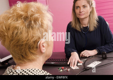 SENIOR-BERATUNG FÜR HÖRGESCHÄDIGTE Stockfoto
