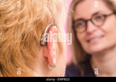 SENIOR-BERATUNG FÜR HÖRGESCHÄDIGTE Stockfoto