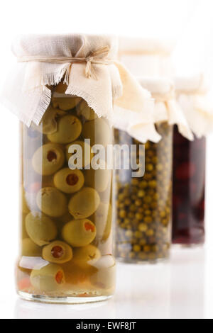 Eingelegte Oliven im Glas - Studio gedreht Stockfoto