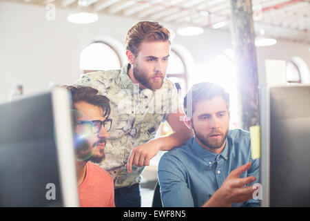 Konzentrierte sich lässig Geschäftsleute arbeiten am Computer Stockfoto