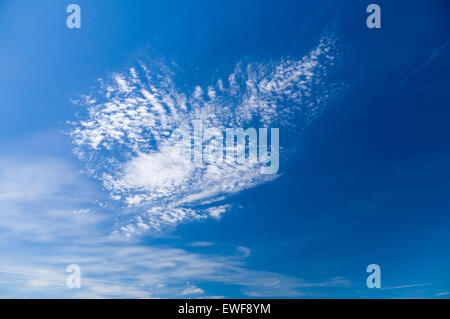 Blauer Himmel mit Cirrus und Stratus Wolken, weiten Blick Stockfoto