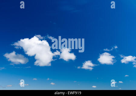 Blauer Himmelshintergrund mit einem winzigen Wolken Stockfoto