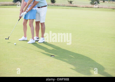 Geringen Teil der paar Golf spielen Stockfoto