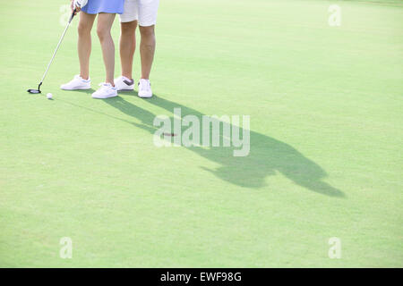 Geringen Teil der paar Golfspielen auf Kurs Stockfoto