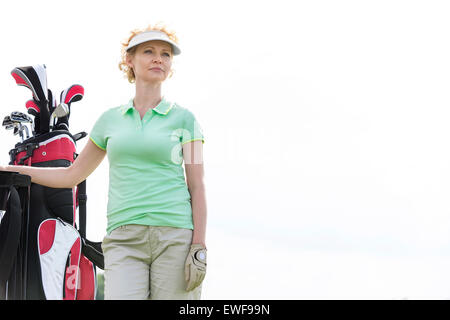 Niedrigen Winkel Überblick zuversichtlich Golfspielerin stehend gegen klaren Himmel Stockfoto