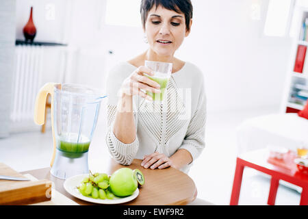 FRAU MIT KALTGETRÄNK Stockfoto