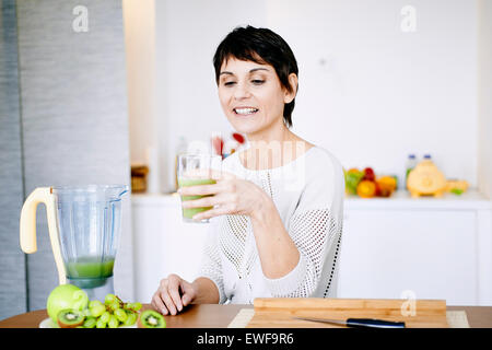 FRAU MIT KALTGETRÄNK Stockfoto