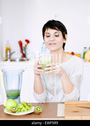 FRAU MIT KALTGETRÄNK Stockfoto