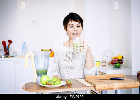 FRAU MIT KALTGETRÄNK Stockfoto
