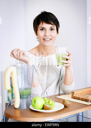 FRAU MIT KALTGETRÄNK Stockfoto