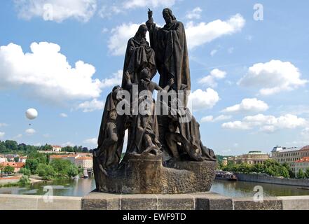 Statue von St. Cyril und St Methodius entlang der Nordseite der Karlsbrücke (Karluv Most), Prag, Tschechische Republik, Osteuropa Stockfoto