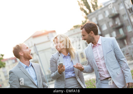 Fröhliche Geschäftsleute zu Fuß in die Stadt Stockfoto