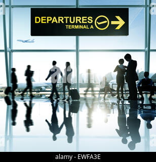 Gruppe von Menschen am Flughafen Stockfoto