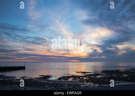 Eine spektakuläre großen Himmel bei Sonnenuntergang, Aberaeron Hafengebiet entnommen Stockfoto