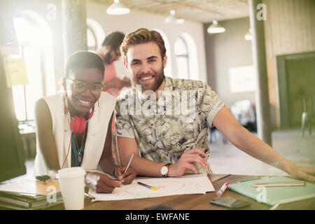 Kreative Geschäftsleute Porträt Zeichnung Diagramm im Büro Stockfoto