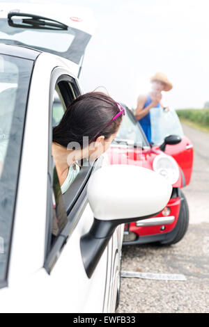 Frau Blick auf weibliche Absturz Auto unterwegs Stockfoto