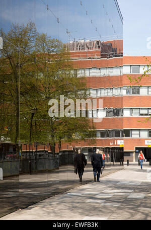 Reflektierende Glaswände von Willis Gebäude, Ipswich, Suffolk, England, Vereinigtes Königreich, gestaltet von Norman Foster 1970er Jahre Stockfoto