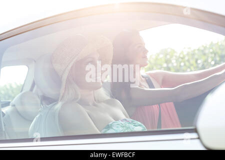 Junge Freundinnen im Auto an sonnigen Tag Stockfoto