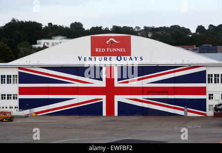 Weltweit größte Anschluß-Markierungsfahne gemalt an den Türen der Wagen Kais in Cowes auf der Isle Of Wight. Stockfoto