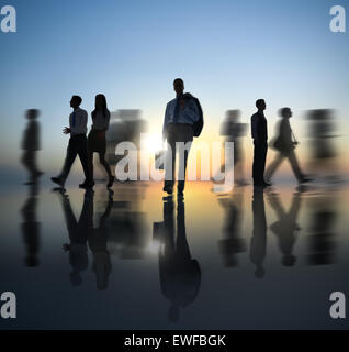 Gruppe von Geschäftsleuten in der Stadt Stockfoto