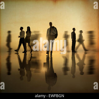 Kollegen, die zu Fuß zur Seite in den Sonnenuntergang Stockfoto