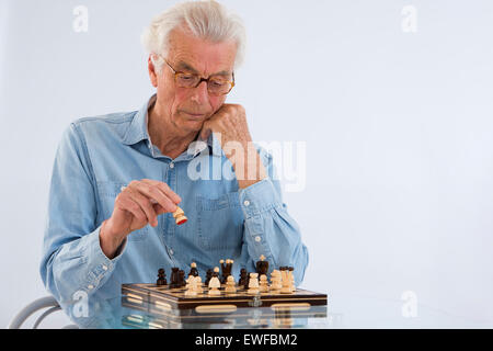 SENIOREN SPIELEN SCHACH Stockfoto