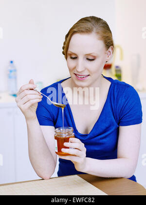 FRAU ESSEN HONIG Stockfoto