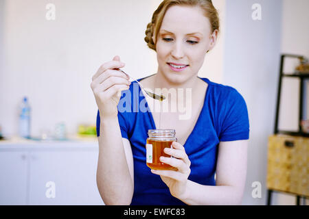 FRAU ESSEN HONIG Stockfoto