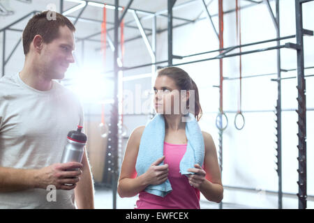 Mann und Frau einander in Crossfit Gym betrachtend Stockfoto