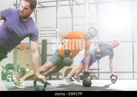 Männer, die das Training mit Kettlebells in Crossfit gym Stockfoto