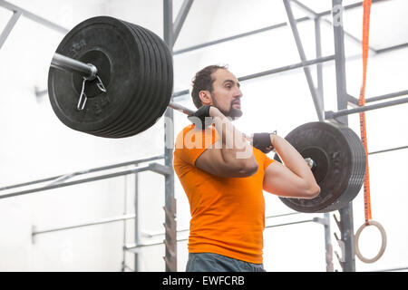 Zuversichtlich Mann wegsehen beim Heben der Hantel in Crossfit gym Stockfoto