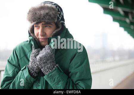 Mann in warme Kleidung Frösteln im freien Stockfoto