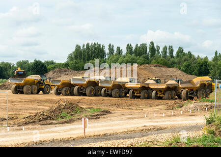 Northstowe in der Nähe von Cambridge, UK. 25. Juni 2015. Die Bauarbeiten sind im Gange auf beherbergt Phase wird eine Baugenehmigung für die Phase 2 der Neustadt von Northstowe erteilt wurde gestern Nachmittag für eine weitere 3500 von South Cambridgeshire District Council. Die Stadt liegt nördlich, westlich von Cambridge und werden die größten Neustadt im Vereinigten Königreich seit Milton Keynes gebaut werden. Wenn fertig es wird haben bis zu 10.000 neue Wohnungen und rund 25.000 Einwohner. Bildnachweis: Julian Eales/Alamy Live-Nachrichten Stockfoto