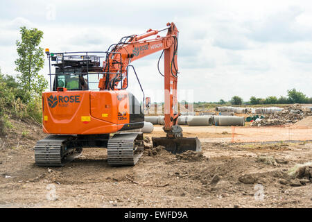 Northstowe in der Nähe von Cambridge, UK. 25. Juni 2015. Die Bauarbeiten sind im Gange auf beherbergt Phase wird eine Baugenehmigung für die Phase 2 der Neustadt von Northstowe erteilt wurde gestern Nachmittag für eine weitere 3500 von South Cambridgeshire District Council. Die Stadt liegt nördlich, westlich von Cambridge und werden die größten Neustadt im Vereinigten Königreich seit Milton Keynes gebaut werden. Wenn fertig es wird haben bis zu 10.000 neue Wohnungen und rund 25.000 Einwohner. Bildnachweis: Julian Eales/Alamy Live-Nachrichten Stockfoto