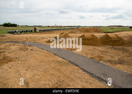 Northstowe in der Nähe von Cambridge, UK. 25. Juni 2015. Die Bauarbeiten sind im Gange auf beherbergt Phase wird eine Baugenehmigung für die Phase 2 der Neustadt von Northstowe erteilt wurde gestern Nachmittag für eine weitere 3500 von South Cambridgeshire District Council. Die Stadt liegt nördlich, westlich von Cambridge und werden die größten Neustadt im Vereinigten Königreich seit Milton Keynes gebaut werden. Wenn fertig es wird haben bis zu 10.000 neue Wohnungen und rund 25.000 Einwohner. Bildnachweis: Julian Eales/Alamy Live-Nachrichten Stockfoto