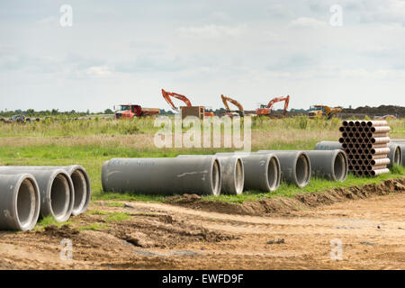 Northstowe in der Nähe von Cambridge, UK. 25. Juni 2015. Die Bauarbeiten sind im Gange auf beherbergt Phase wird eine Baugenehmigung für die Phase 2 der Neustadt von Northstowe erteilt wurde gestern Nachmittag für eine weitere 3500 von South Cambridgeshire District Council. Die Stadt liegt nördlich, westlich von Cambridge und werden die größten Neustadt im Vereinigten Königreich seit Milton Keynes gebaut werden. Wenn fertig es wird haben bis zu 10.000 neue Wohnungen und rund 25.000 Einwohner. Bildnachweis: Julian Eales/Alamy Live-Nachrichten Stockfoto