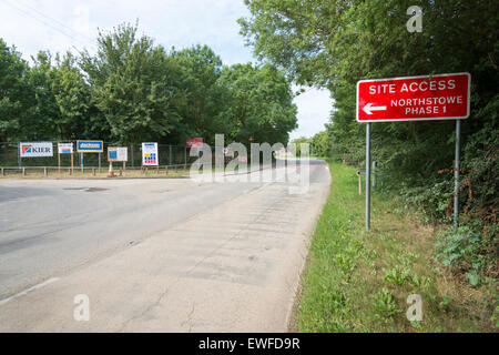 Northstowe in der Nähe von Cambridge, UK. 25. Juni 2015. Die Bauarbeiten sind im Gange auf beherbergt Phase wird eine Baugenehmigung für die Phase 2 der Neustadt von Northstowe erteilt wurde gestern Nachmittag für eine weitere 3500 von South Cambridgeshire District Council. Die Stadt liegt nördlich, westlich von Cambridge und werden die größten Neustadt im Vereinigten Königreich seit Milton Keynes gebaut werden. Wenn fertig es wird haben bis zu 10.000 neue Wohnungen und rund 25.000 Einwohner. Bildnachweis: Julian Eales/Alamy Live-Nachrichten Stockfoto