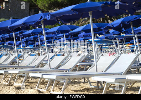 Sonnenliegen und Sonnenschirme Stockfoto