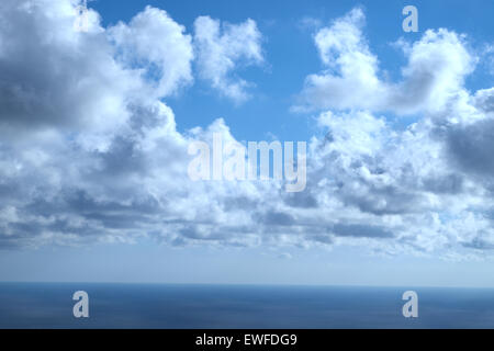 blauer Himmelshintergrund mit winzigen Wolken Stockfoto