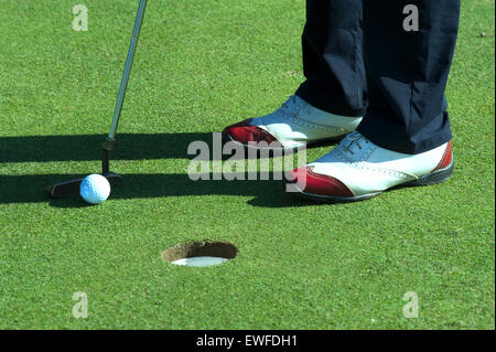Nahaufnahme, Person, Golfball auf Golfplatz Stockfoto