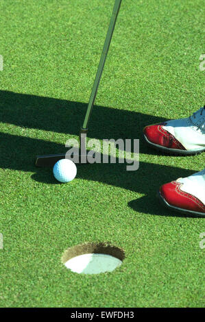 Nahaufnahme, Person, Golfball auf Golfplatz Stockfoto