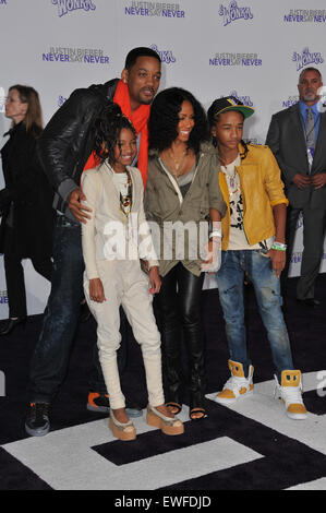 LOS ANGELES, CA - 8. Februar 2011: Will Smith & Ehefrau Jada Pinkett Smith & Kinder Jaden & Weide an der Los-Angeles-premiere von "Justin Bieber: Never Say Never" im Nokia Theatre LA Live. Stockfoto