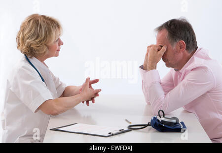 MANN IN ABSPRACHE, DIALOG Stockfoto