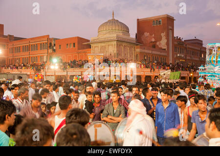 Publikum an der islamischen Muharram-Prozession in Jaipur, Rajasthan, Indien, Asien Stockfoto