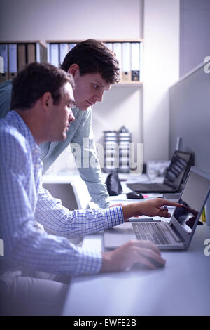 Architekten arbeiten am Laptop im Büro Stockfoto