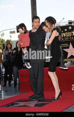 LOS ANGELES, CA - 1. Februar 2011: Adam Sandler & Frau & Kinder auf dem Hollywood Boulevard, wo er mit dem 2,431st Stern auf dem Hollywood Walk of Fame geehrt wurde. Stockfoto