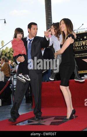 LOS ANGELES, CA - 1. Februar 2011: Adam Sandler & Frau & Kinder auf dem Hollywood Boulevard, wo er mit dem 2,431st Stern auf dem Hollywood Walk of Fame geehrt wurde. Stockfoto