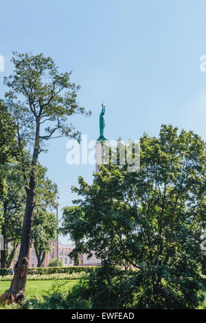 Lettische Freiheitsdenkmal (Brivibas Piemineklis) gesehen von Bastejkalna Parks, Riga, Lettland Stockfoto